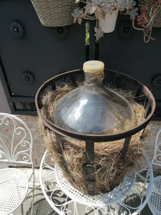 Balon za rakiju od stakla i slame