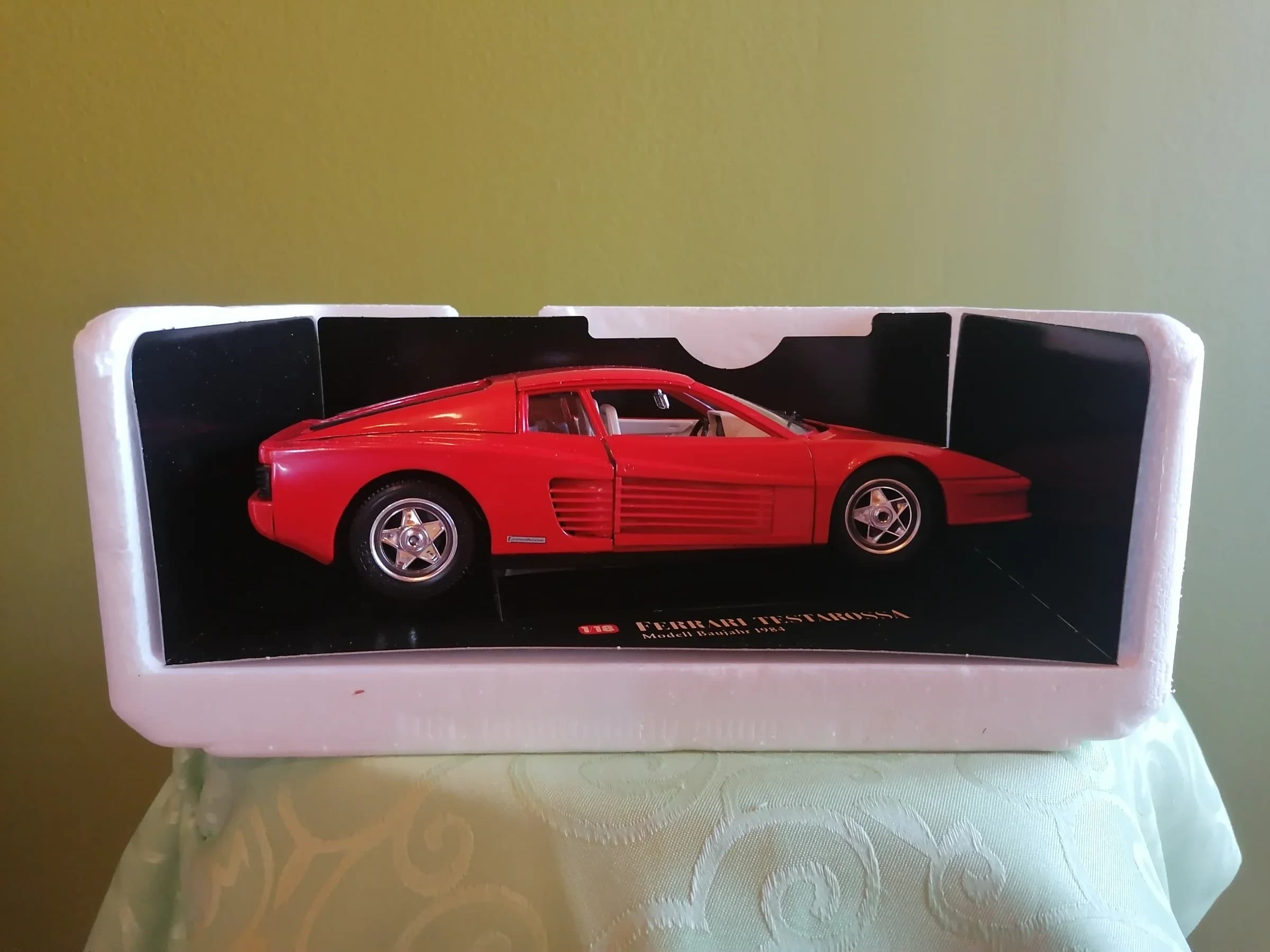 Ferrari Testarossa - model 1984. godine - 1/18 - Burago 2