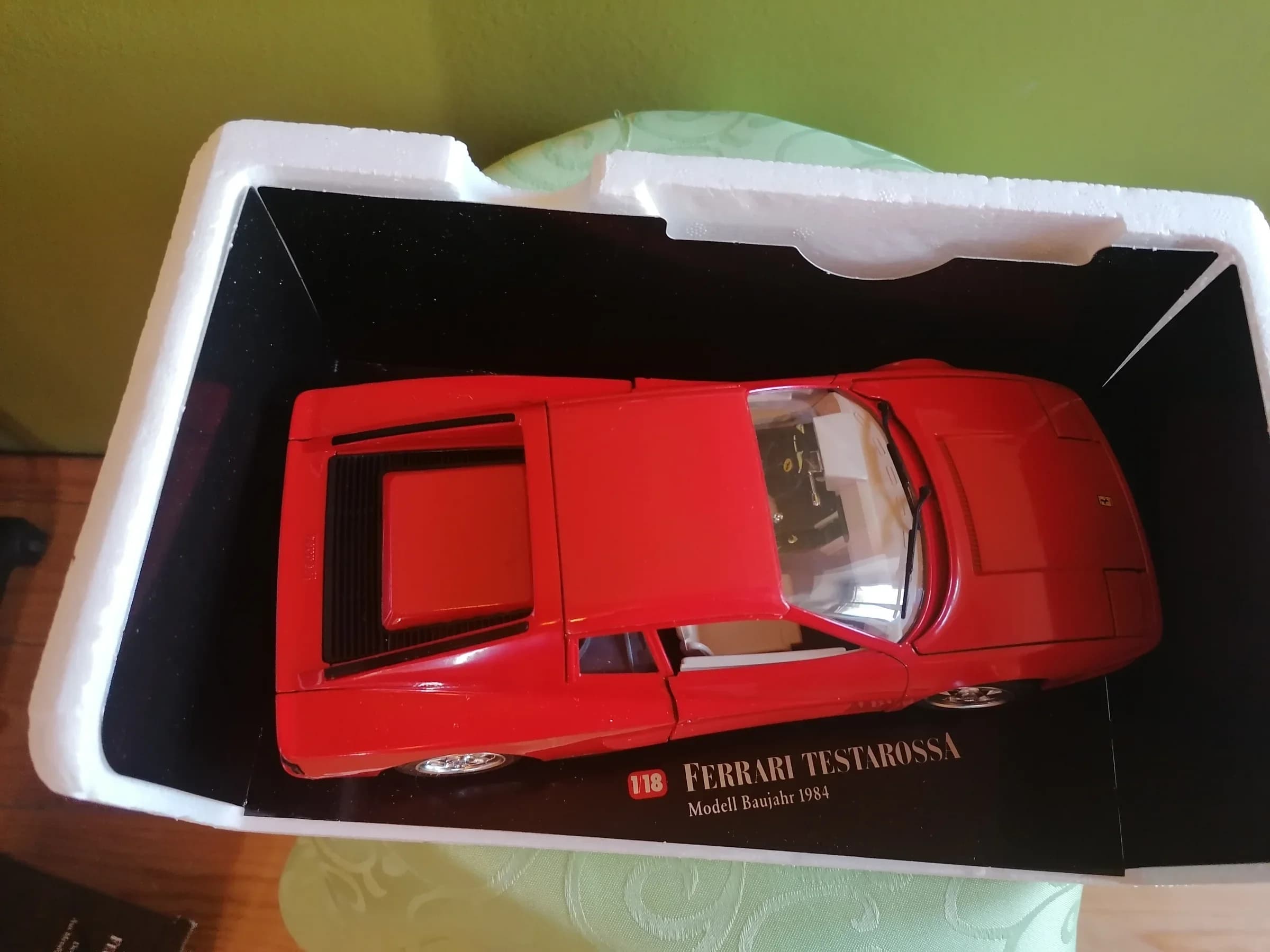 Ferrari Testarossa - model 1984. godine - 1/18 - Burago 3
