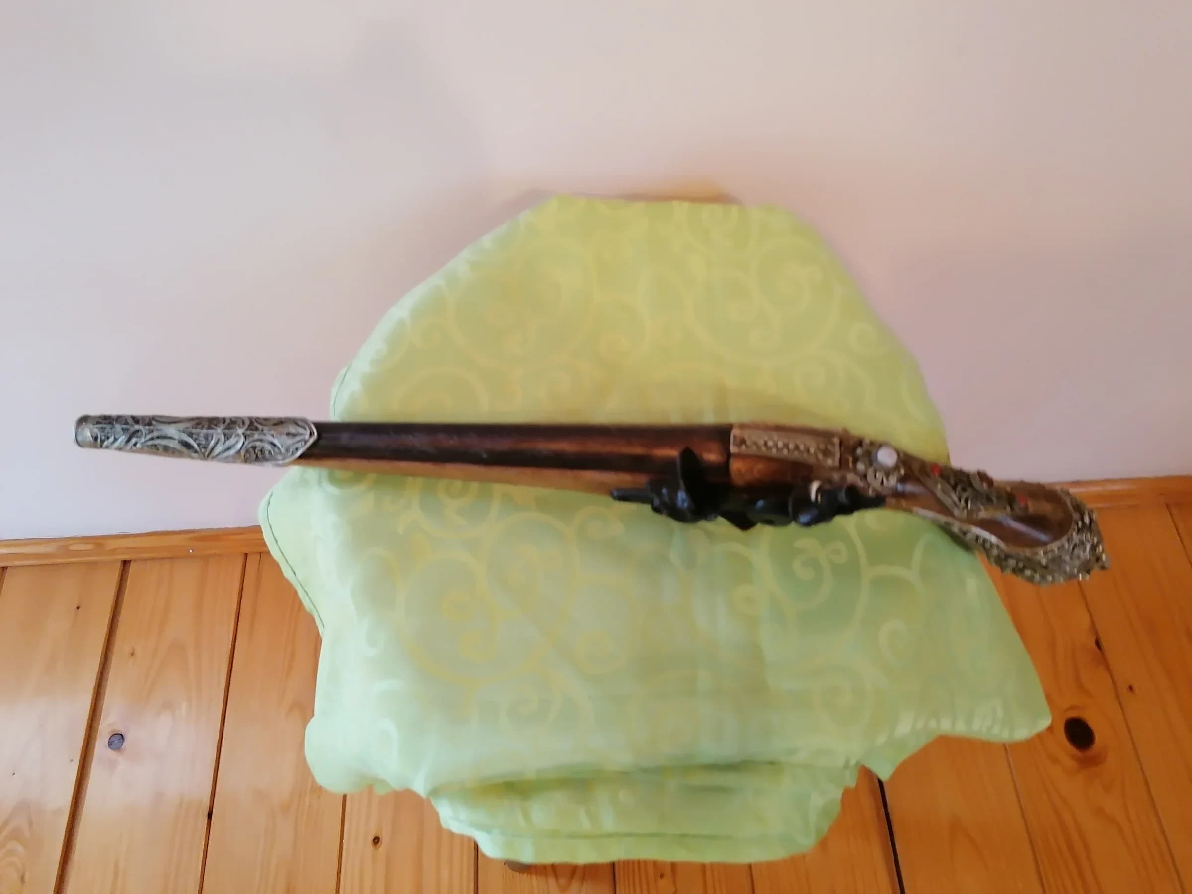 Kubura sa filigranskim metalnim radom 9