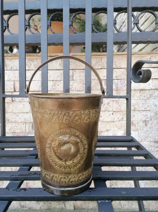 Posuda za cvijeće od metala s bogatim dekorom