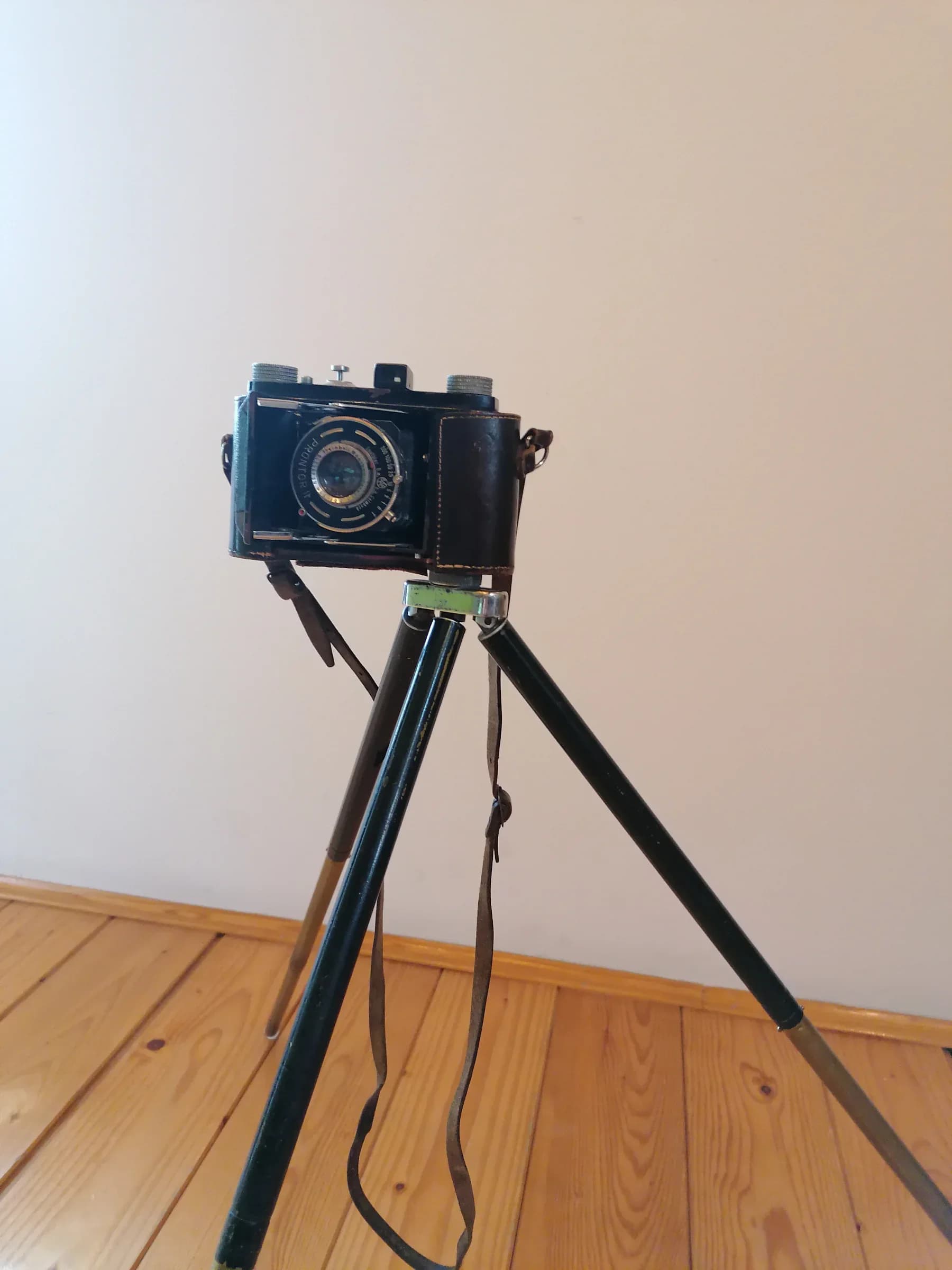 Starinski preklopni fotoaparat sa antik stativom 8