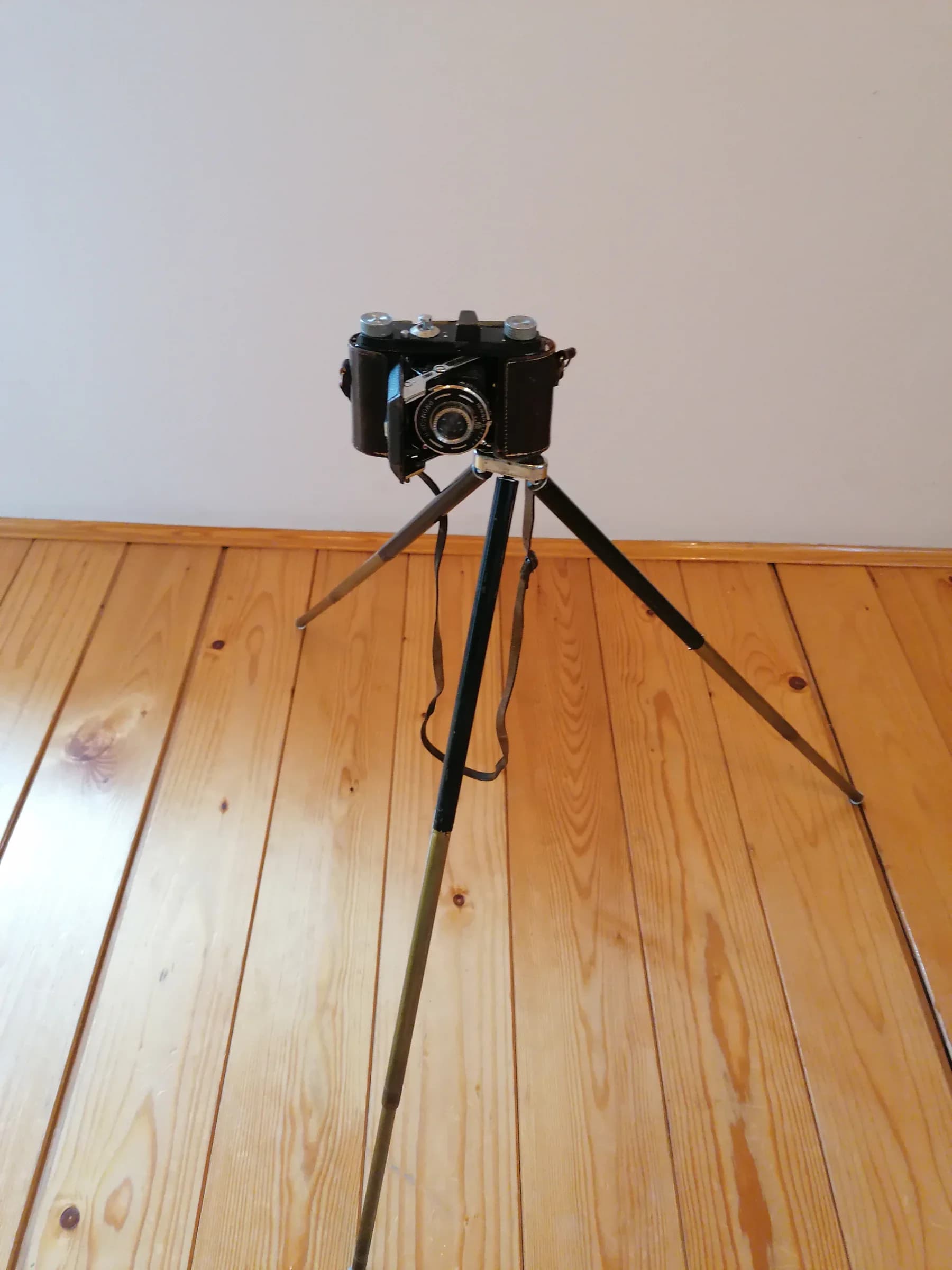 Starinski preklopni fotoaparat sa antik stativom 9