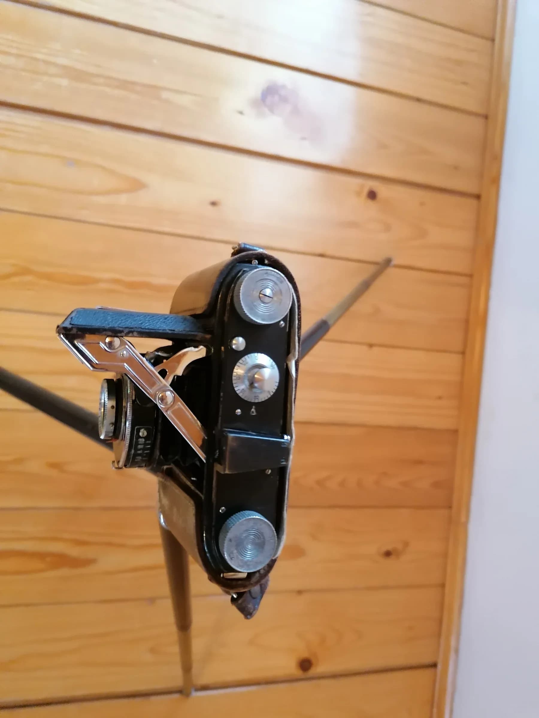 Starinski preklopni fotoaparat sa antik stativom 6