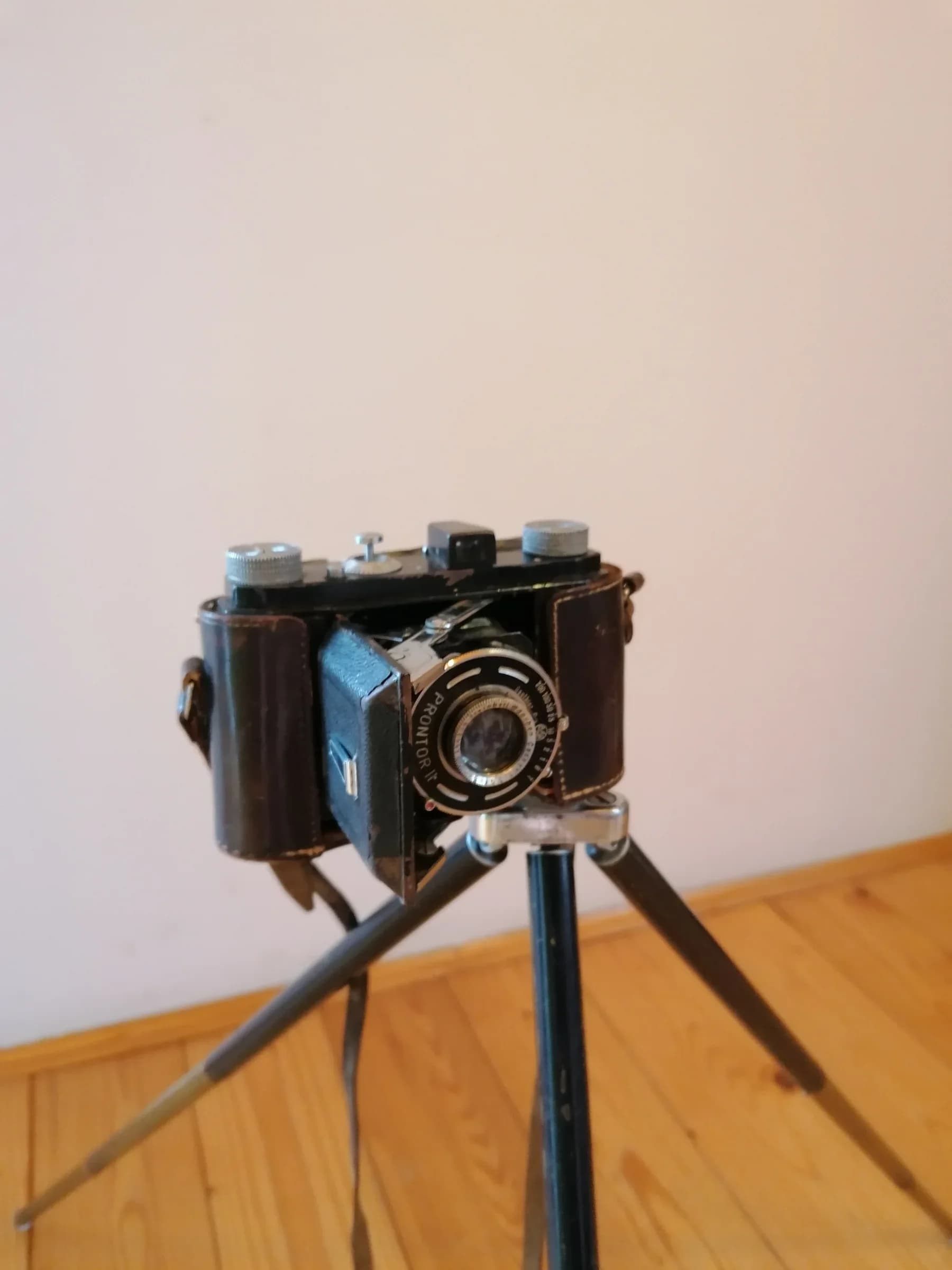Starinski preklopni fotoaparat sa antik stativom 5