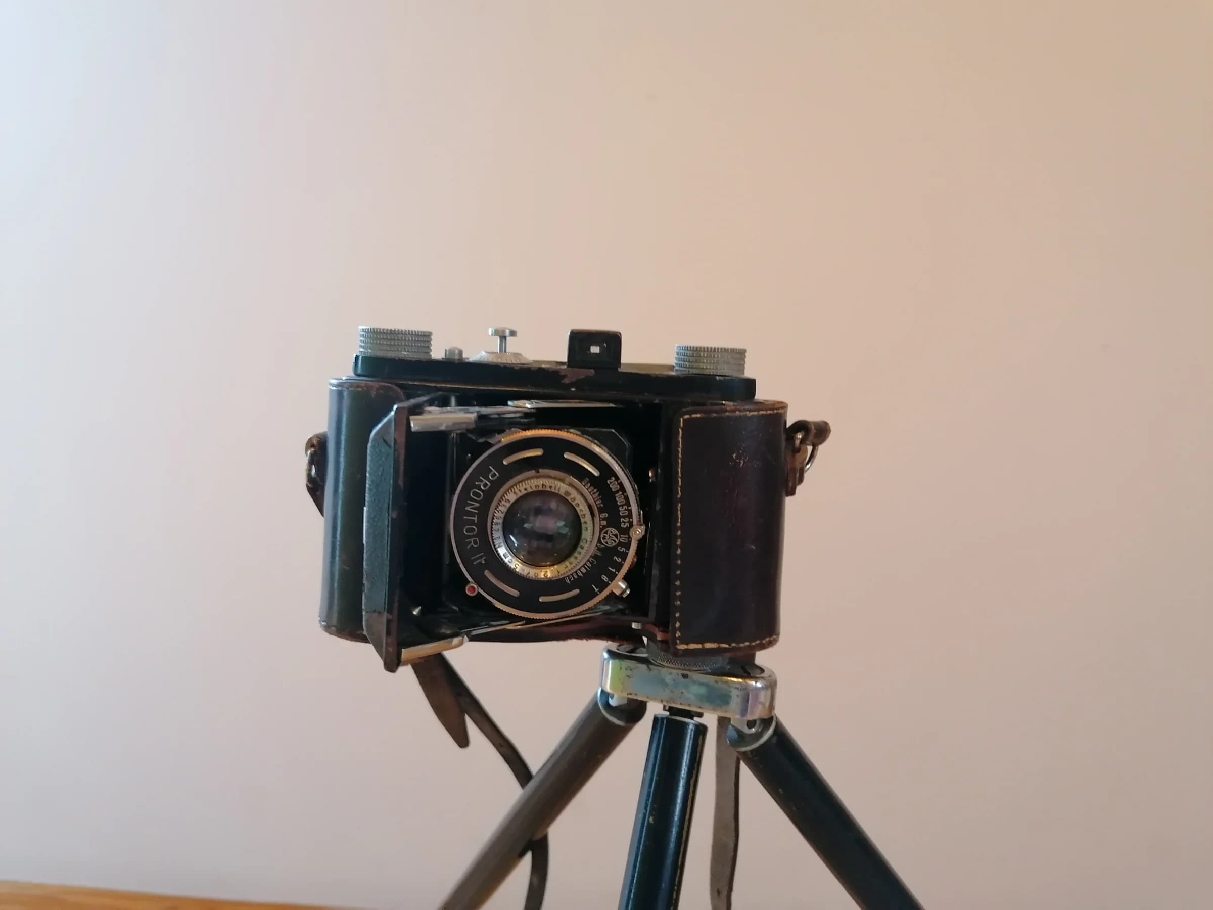 Starinski preklopni fotoaparat sa antik stativom 3