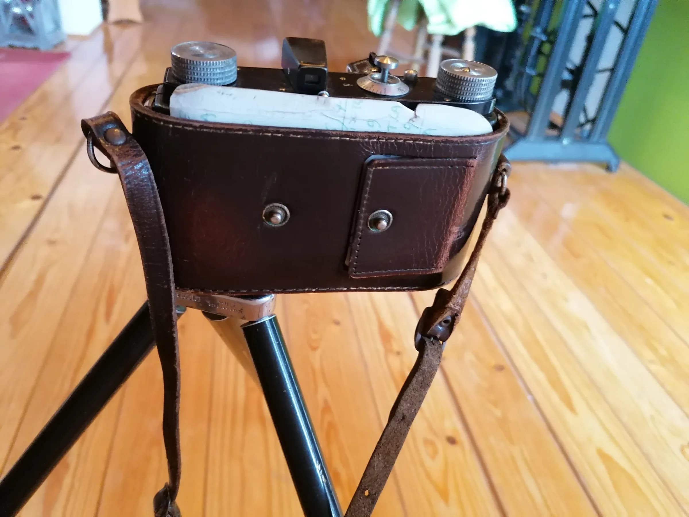 Starinski preklopni fotoaparat sa antik stativom 7