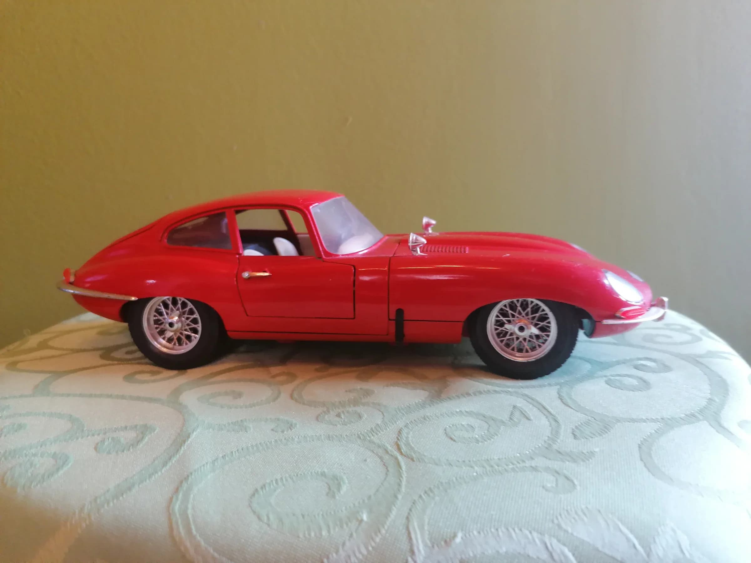 Jaguar E type 1961 - Burago - 1/18 - top stanje