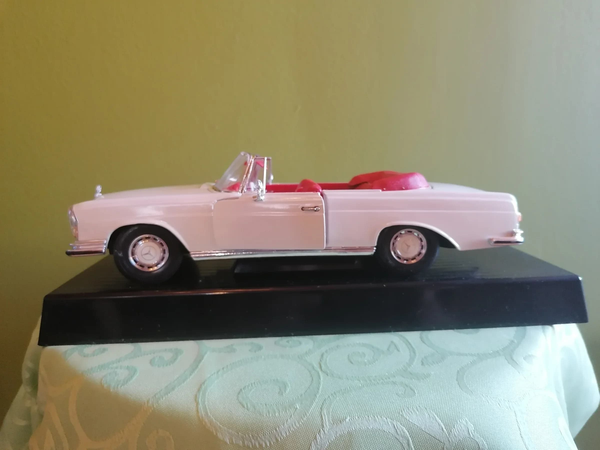 Mercedes Benz 280 SE - model 1966. - 1/18 - Tchibo
