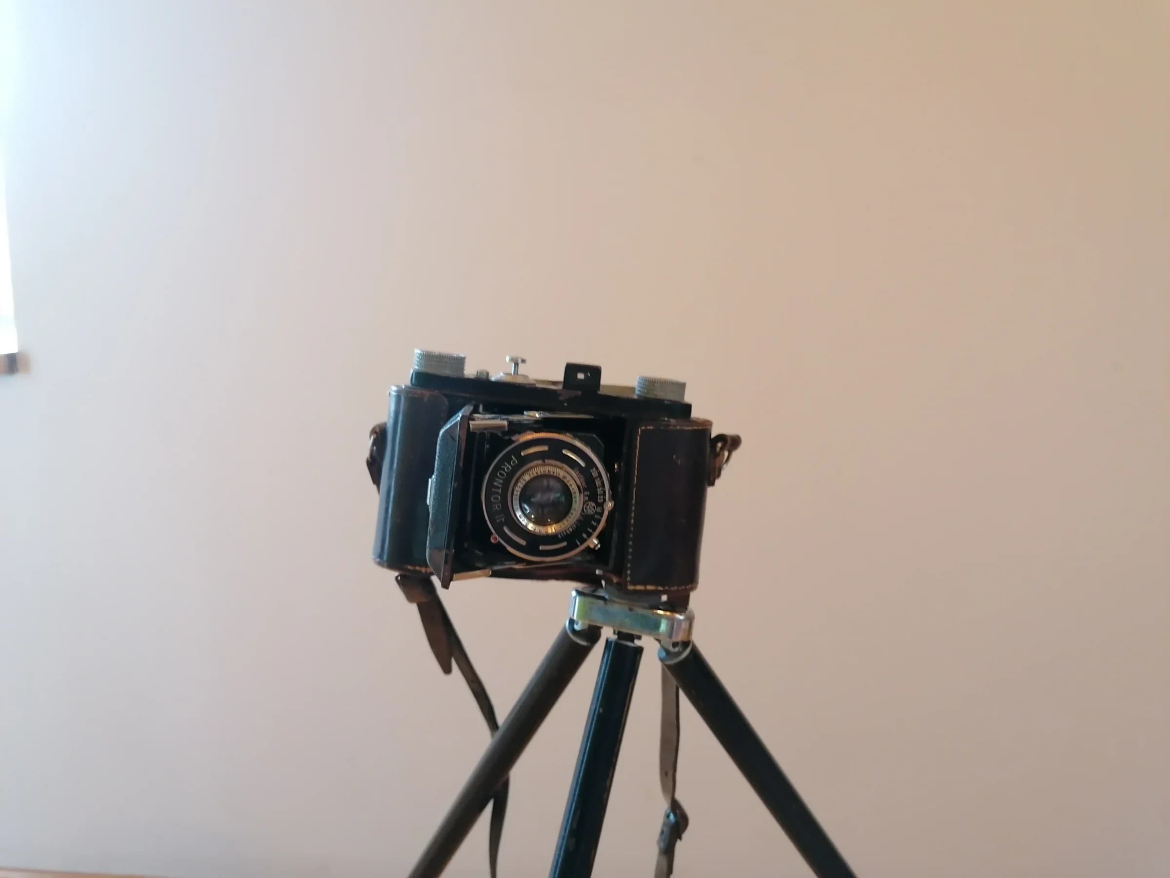 Starinski preklopni fotoaparat sa antik stativom